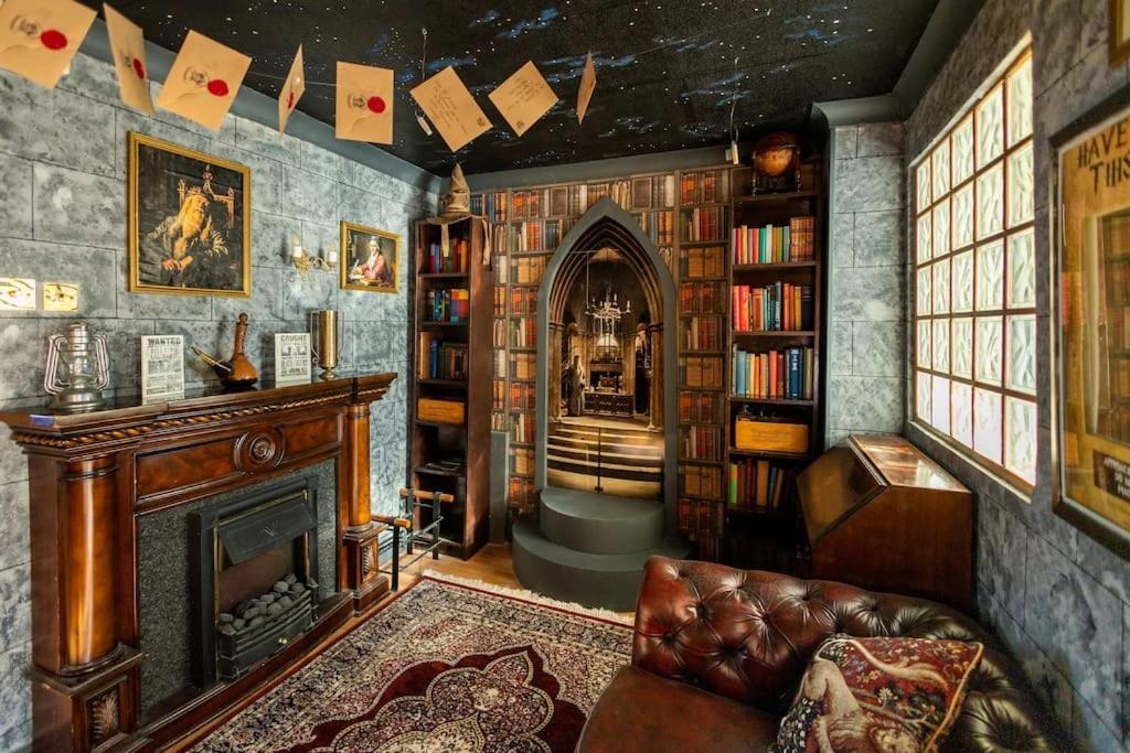 Hogwarts Hideaway Themed Property Watford  Dış mekan fotoğraf
