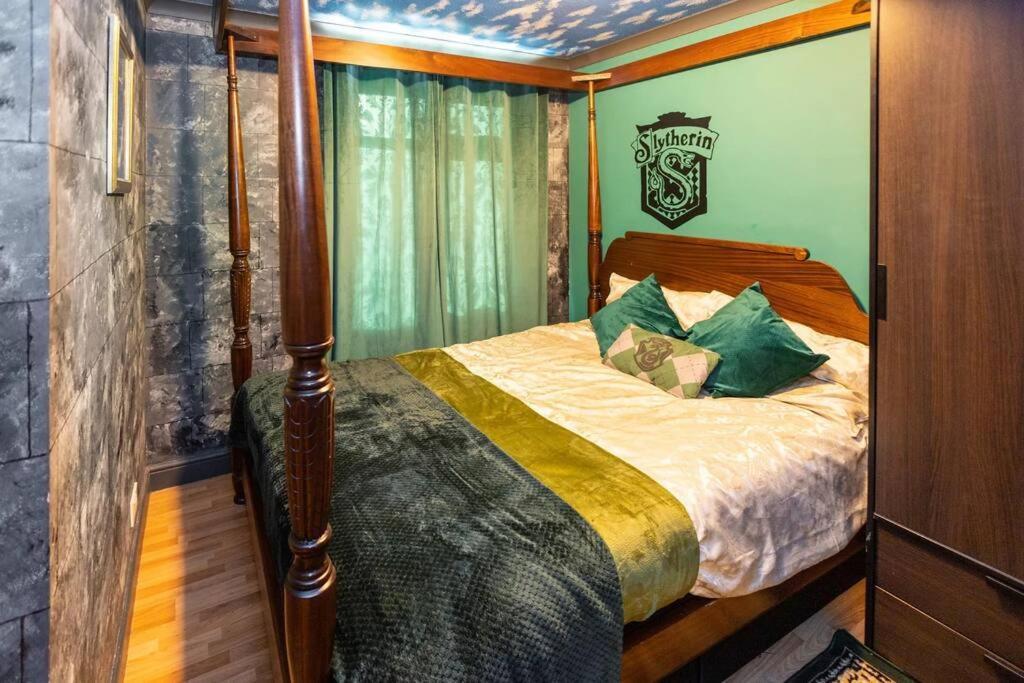 Hogwarts Hideaway Themed Property Watford  Dış mekan fotoğraf