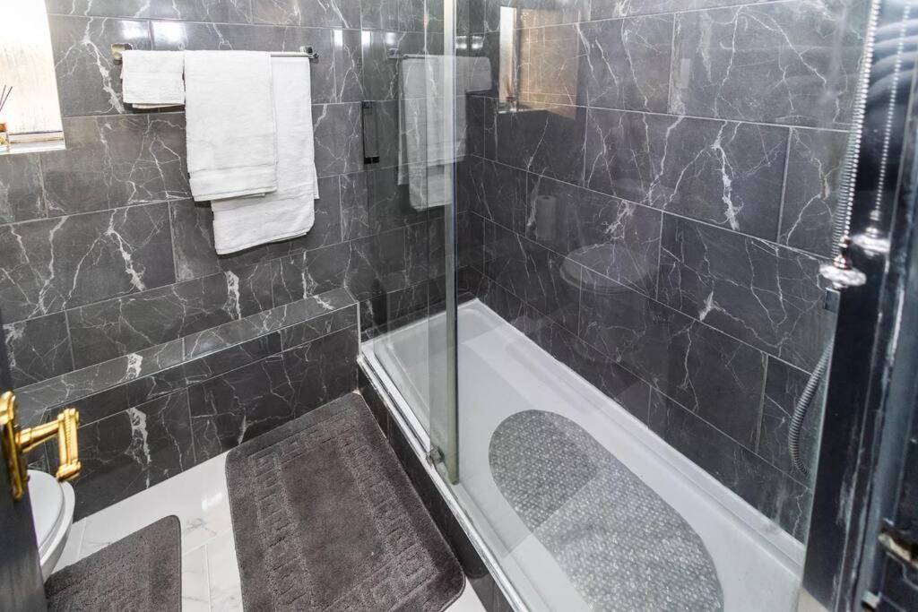 Hogwarts Hideaway Themed Property Watford  Dış mekan fotoğraf