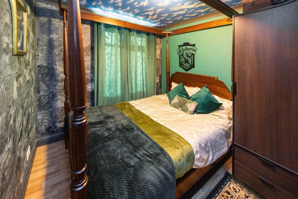 Hogwarts Hideaway Themed Property Watford  Dış mekan fotoğraf