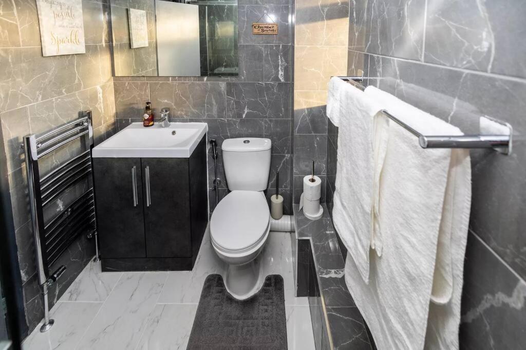 Hogwarts Hideaway Themed Property Watford  Dış mekan fotoğraf