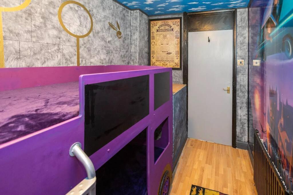 Hogwarts Hideaway Themed Property Watford  Dış mekan fotoğraf