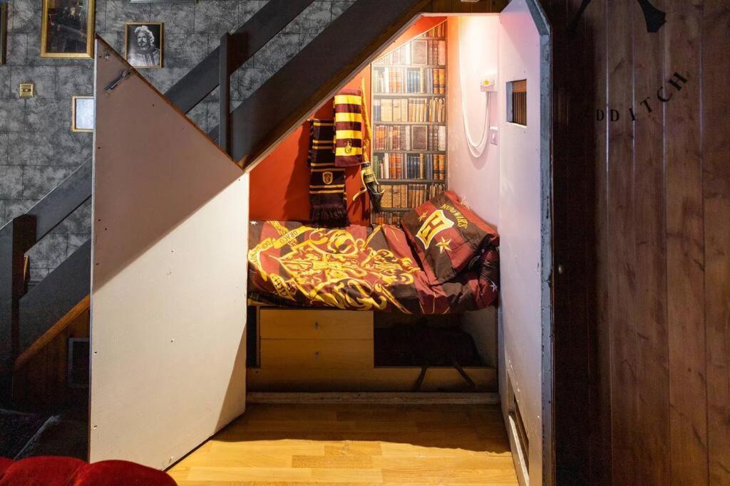 Hogwarts Hideaway Themed Property Watford  Dış mekan fotoğraf