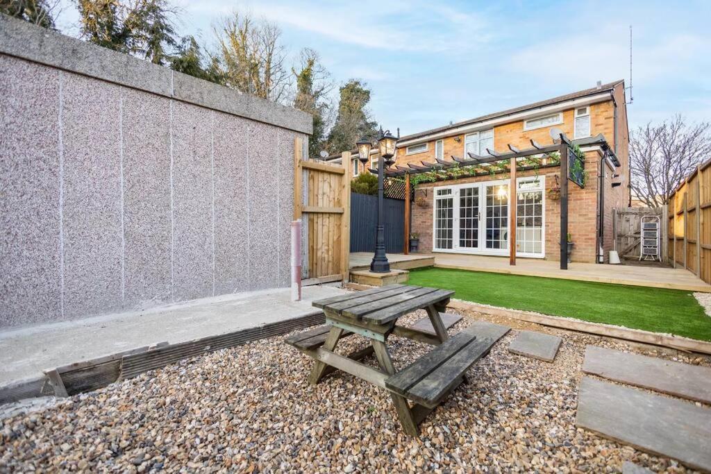 Hogwarts Hideaway Themed Property Watford  Dış mekan fotoğraf